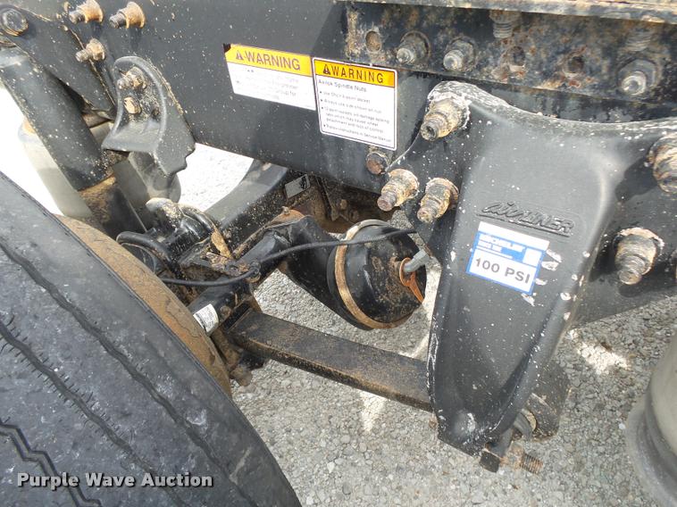 image for item K1142 2004 Freightliner Columbia semi truck