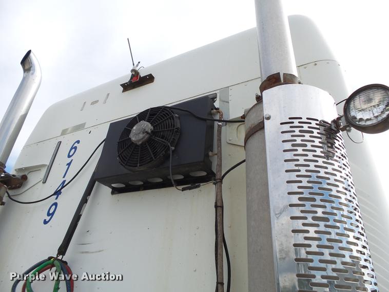 image for item K1142 2004 Freightliner Columbia semi truck