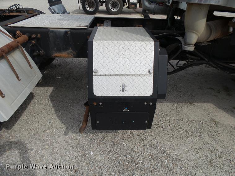 image for item K1142 2004 Freightliner Columbia semi truck