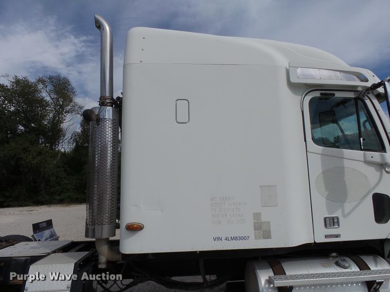 image for item K1142 2004 Freightliner Columbia semi truck