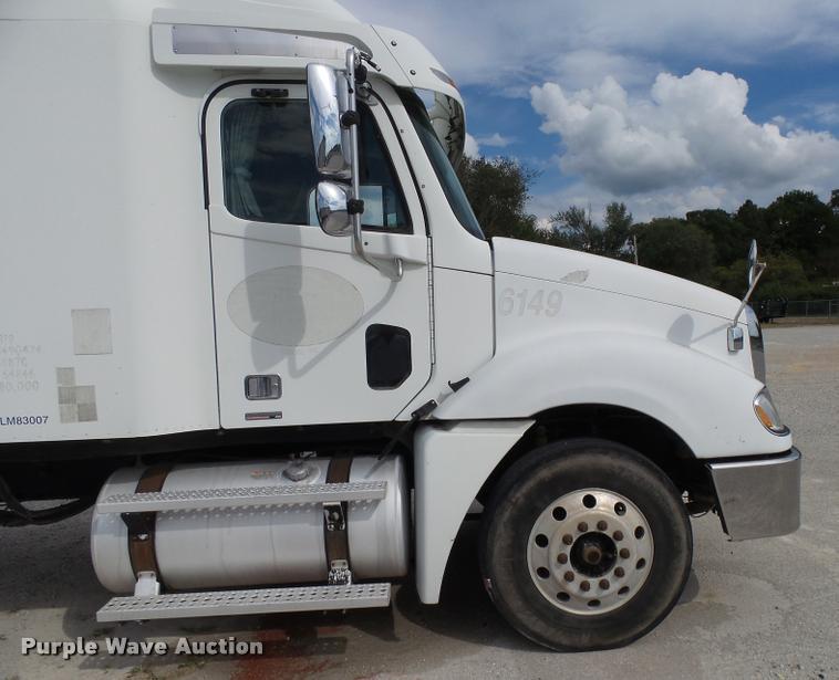 image for item K1142 2004 Freightliner Columbia semi truck