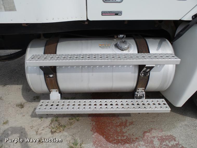 image for item K1142 2004 Freightliner Columbia semi truck