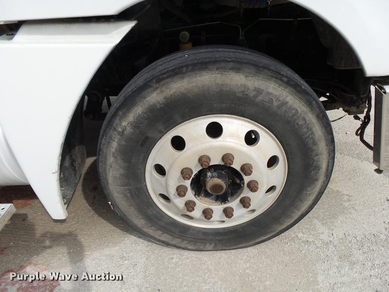 image for item K1142 2004 Freightliner Columbia semi truck