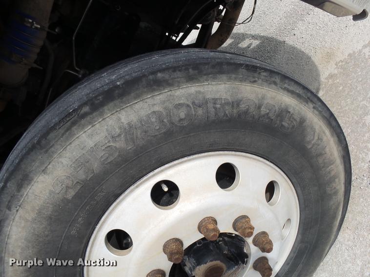 image for item K1142 2004 Freightliner Columbia semi truck