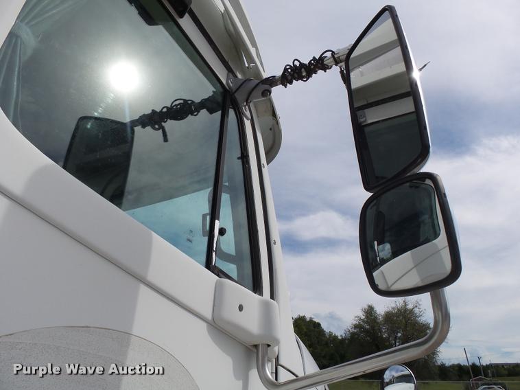 image for item K1142 2004 Freightliner Columbia semi truck