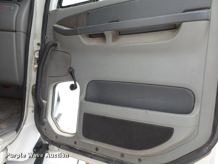 image for item K1142 2004 Freightliner Columbia semi truck