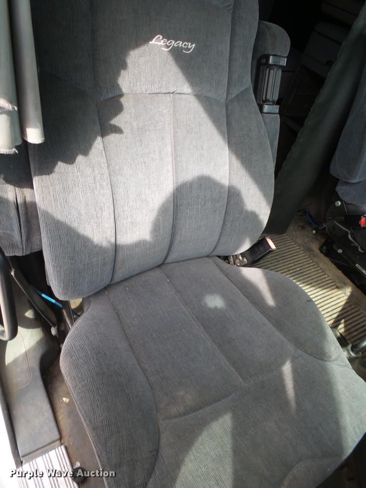 image for item K1142 2004 Freightliner Columbia semi truck