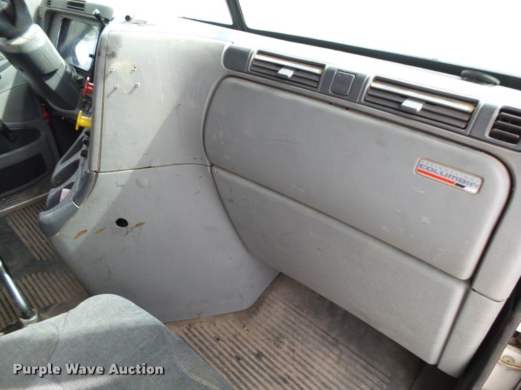 image for item K1142 2004 Freightliner Columbia semi truck