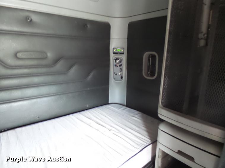 image for item K1142 2004 Freightliner Columbia semi truck