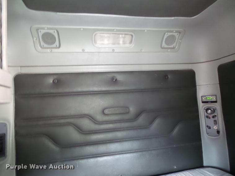 image for item K1142 2004 Freightliner Columbia semi truck