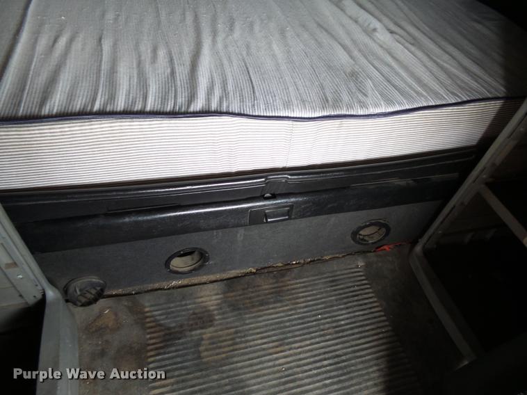 image for item K1142 2004 Freightliner Columbia semi truck