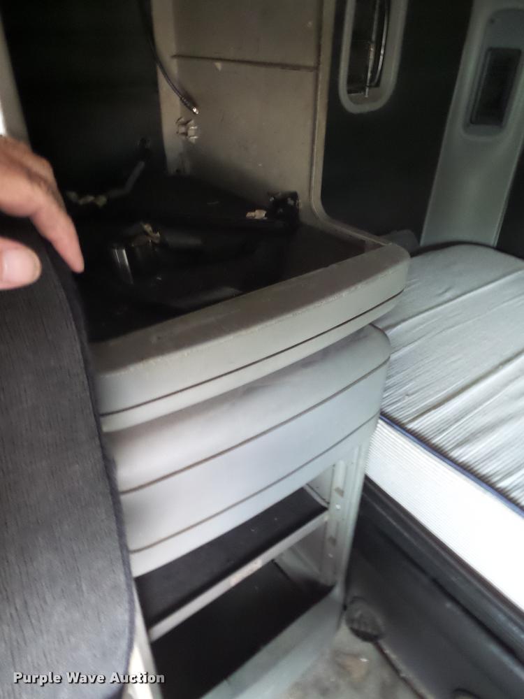 image for item K1142 2004 Freightliner Columbia semi truck