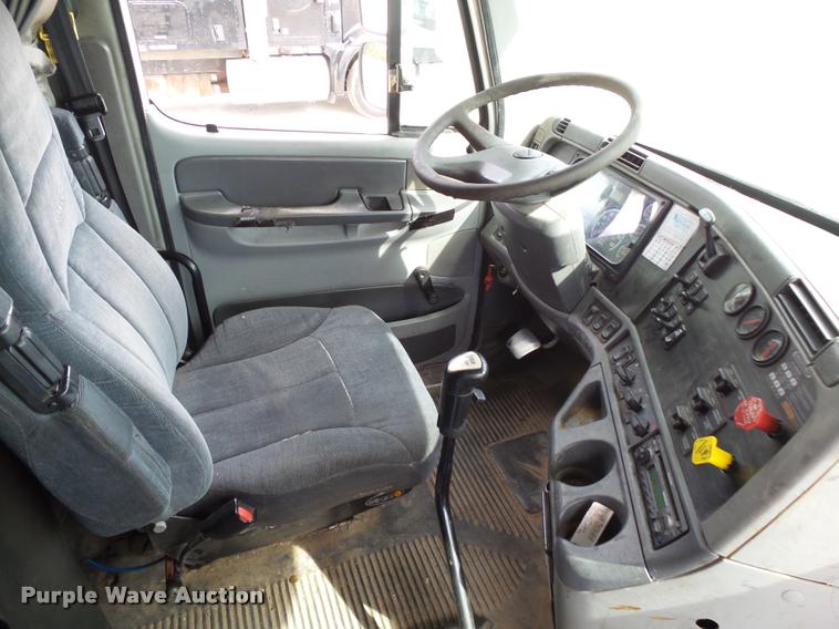 image for item K1142 2004 Freightliner Columbia semi truck