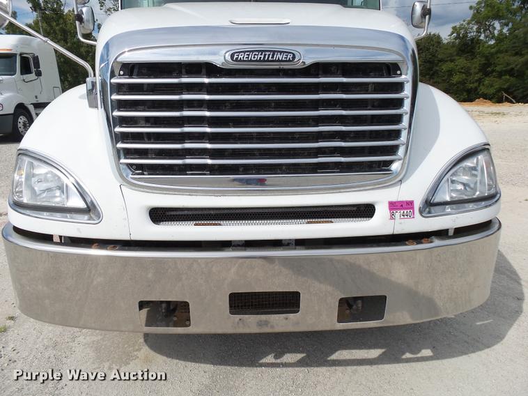 image for item K1142 2004 Freightliner Columbia semi truck