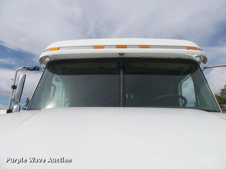 image for item K1142 2004 Freightliner Columbia semi truck