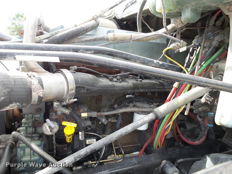 image for item K1142 2004 Freightliner Columbia semi truck