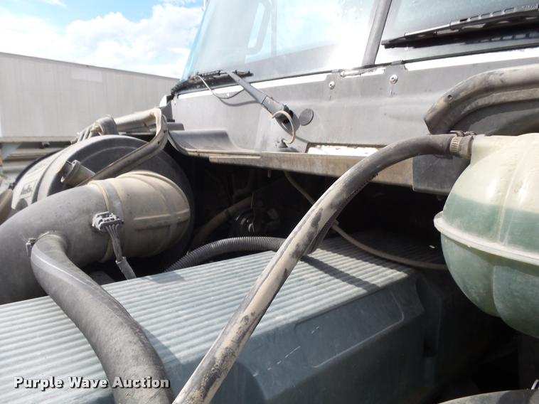 image for item K1142 2004 Freightliner Columbia semi truck