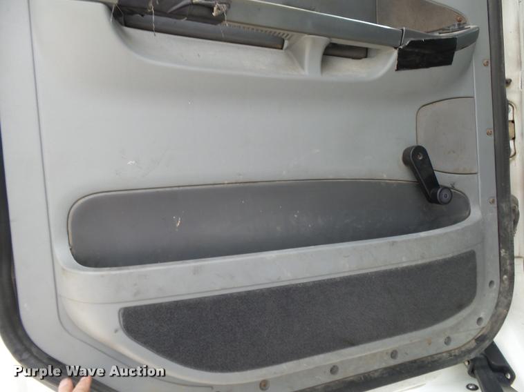 image for item K1142 2004 Freightliner Columbia semi truck