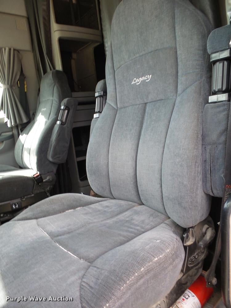 image for item K1142 2004 Freightliner Columbia semi truck