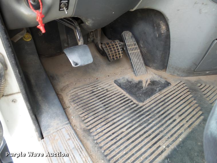 image for item K1142 2004 Freightliner Columbia semi truck