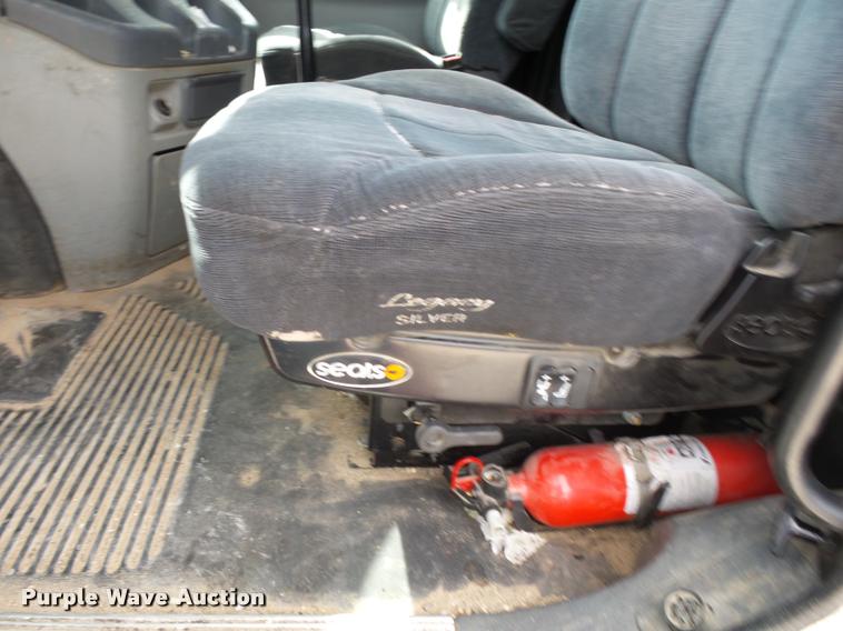 image for item K1142 2004 Freightliner Columbia semi truck