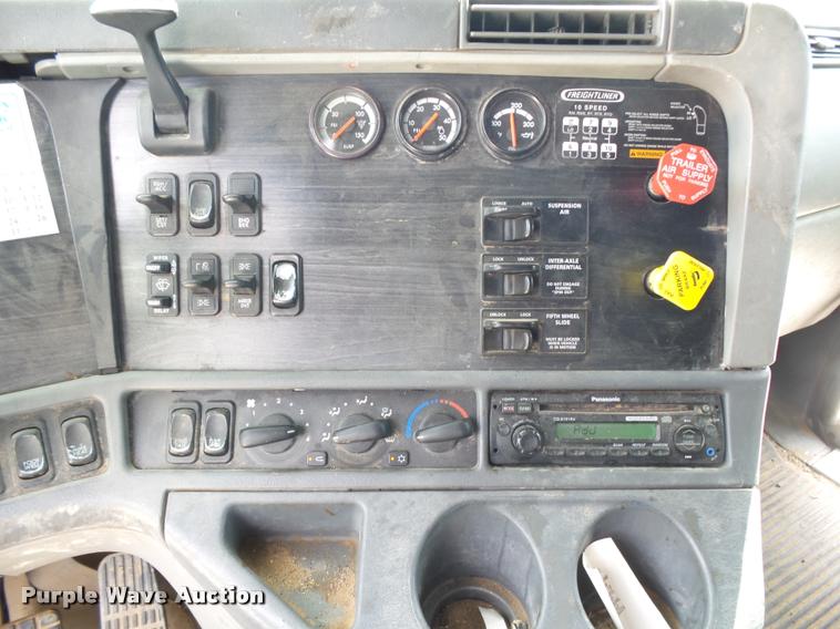 image for item K1142 2004 Freightliner Columbia semi truck