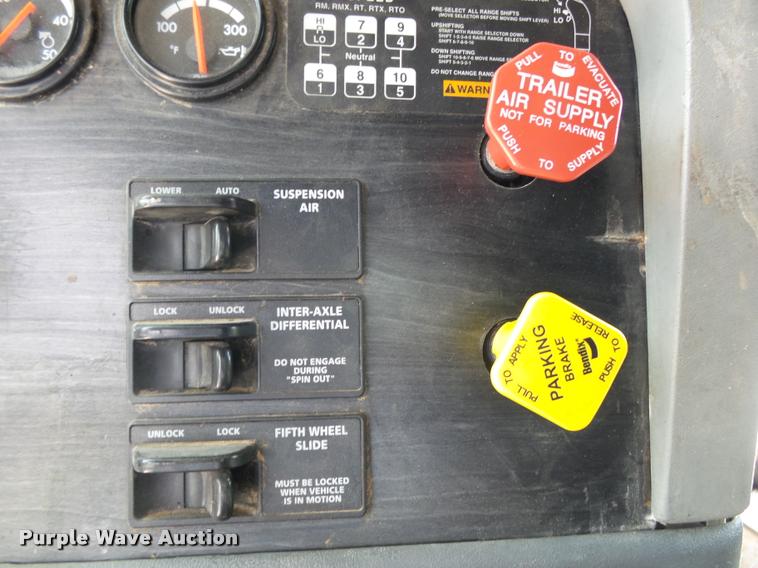 image for item K1142 2004 Freightliner Columbia semi truck