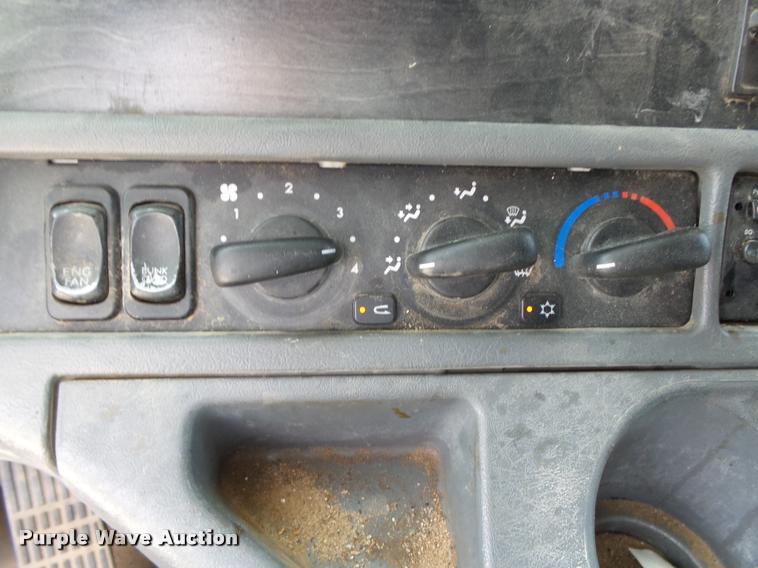 image for item K1142 2004 Freightliner Columbia semi truck