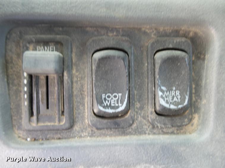 image for item K1142 2004 Freightliner Columbia semi truck