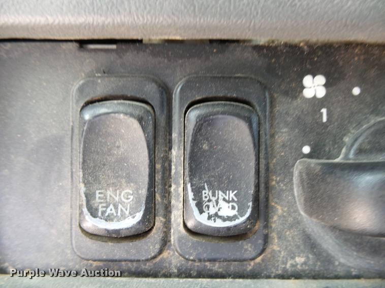 image for item K1142 2004 Freightliner Columbia semi truck