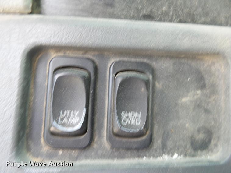 image for item K1142 2004 Freightliner Columbia semi truck