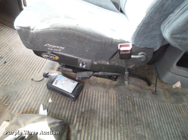 image for item K1142 2004 Freightliner Columbia semi truck