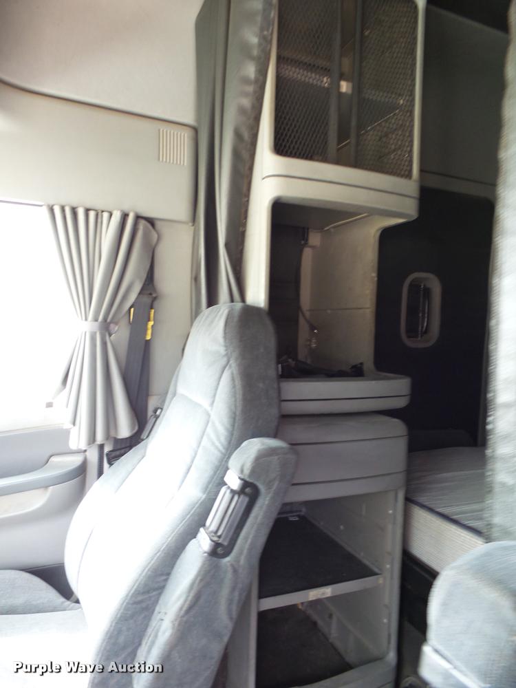 image for item K1142 2004 Freightliner Columbia semi truck