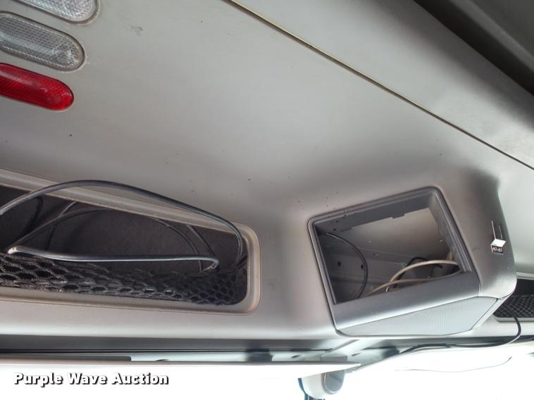 image for item K1142 2004 Freightliner Columbia semi truck