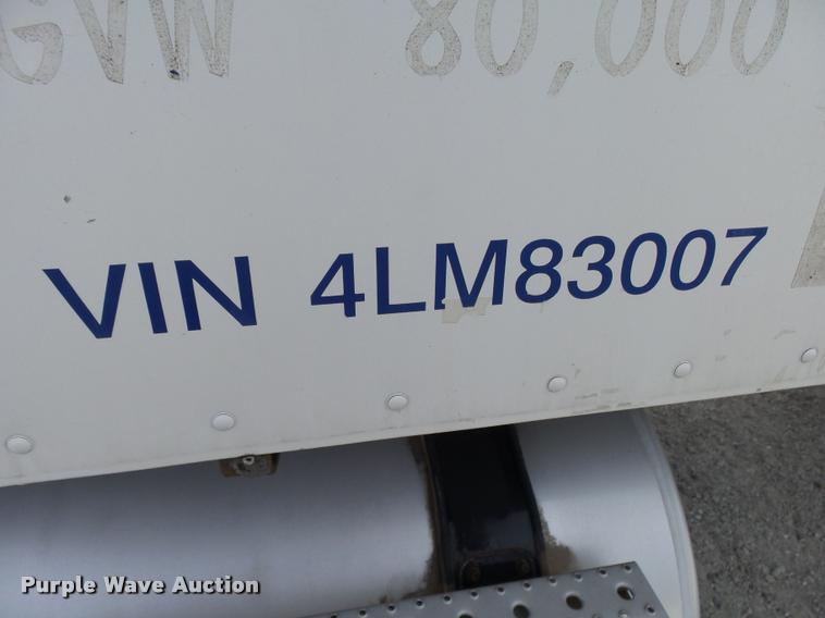 image for item K1142 2004 Freightliner Columbia semi truck