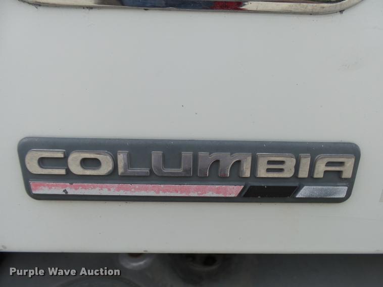 image for item K1142 2004 Freightliner Columbia semi truck