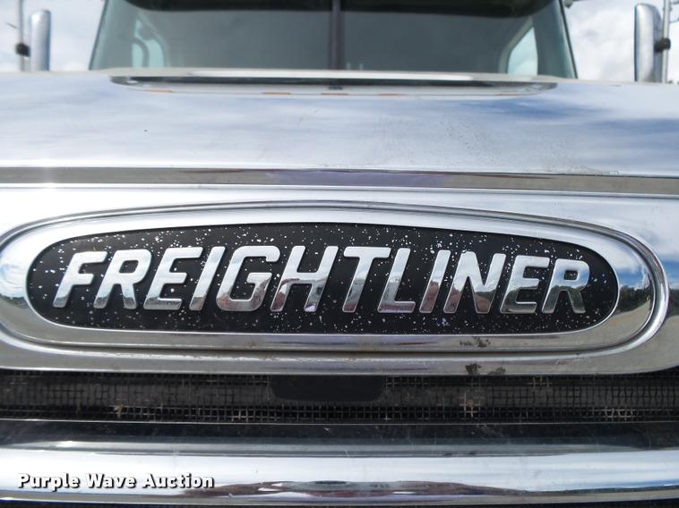 image for item K1142 2004 Freightliner Columbia semi truck