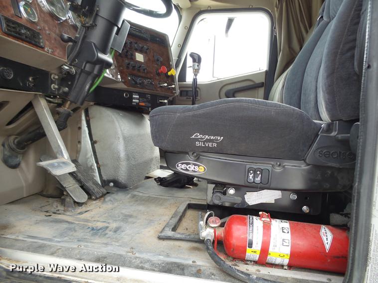 image for item K1144 2007 International 9400i semi truck