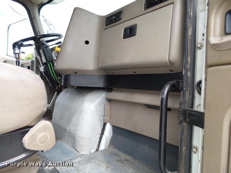 image for item K1144 2007 International 9400i semi truck