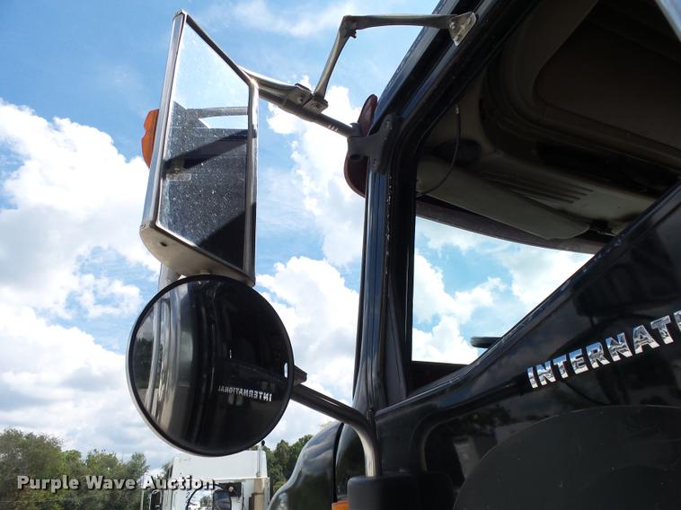 image for item K1146 2007 International 9400i semi truck