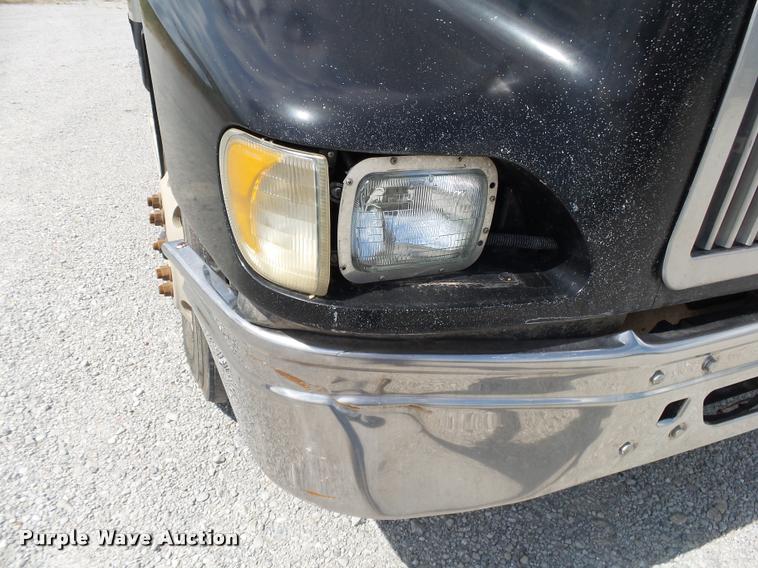 image for item K1146 2007 International 9400i semi truck