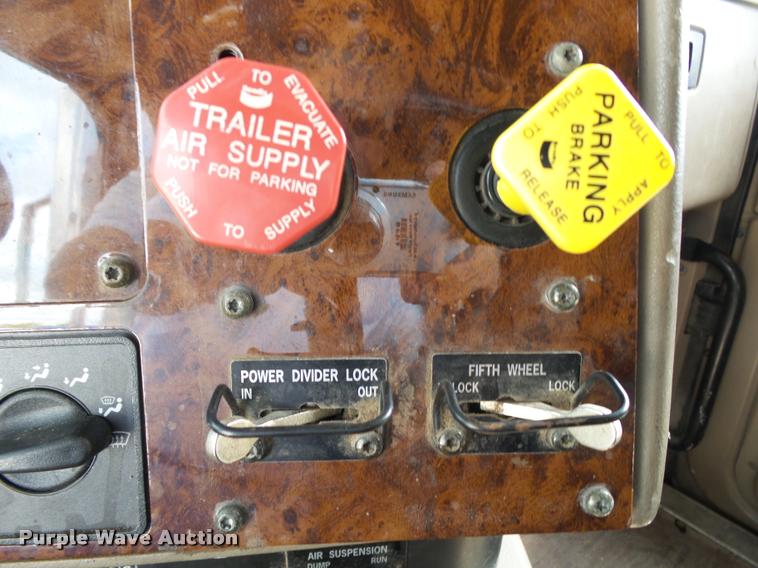 image for item K1146 2007 International 9400i semi truck