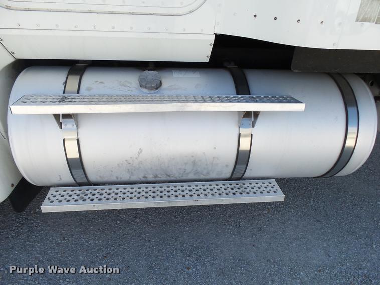 image for item K1147 2006 International 9400i semi truck