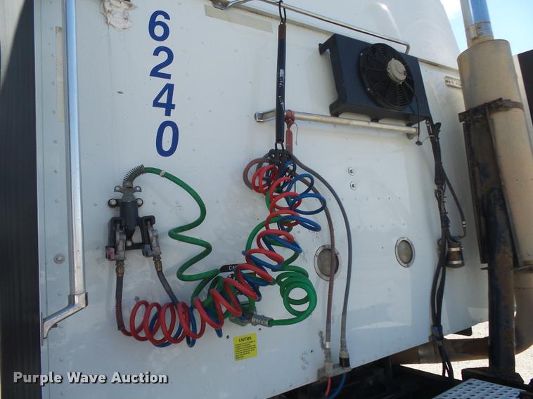 image for item K1147 2006 International 9400i semi truck