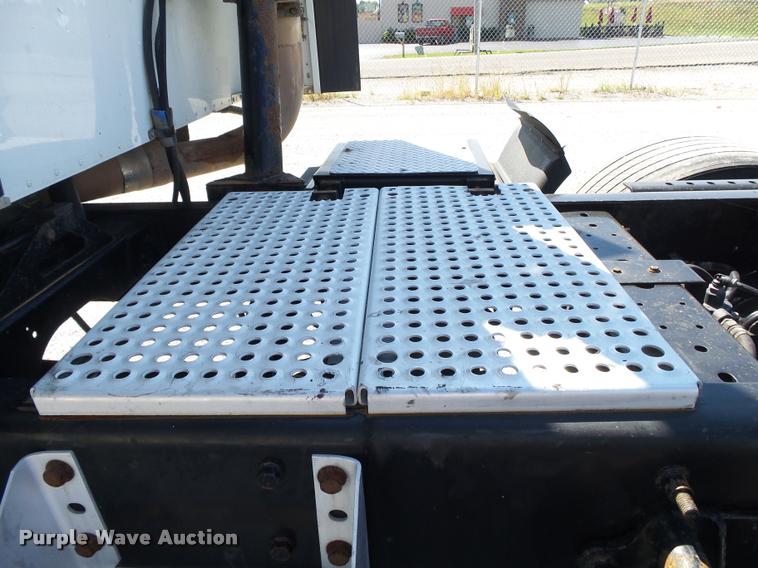 image for item K1147 2006 International 9400i semi truck