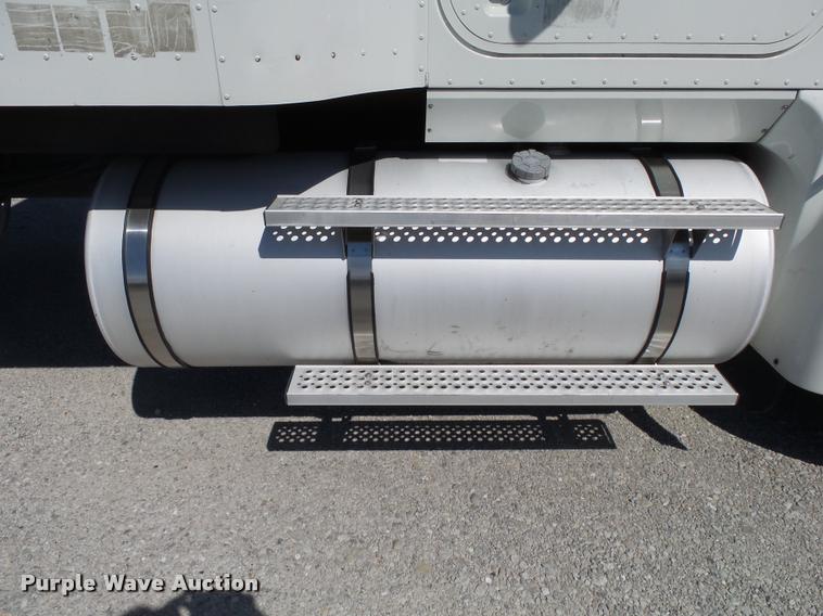 image for item K1147 2006 International 9400i semi truck