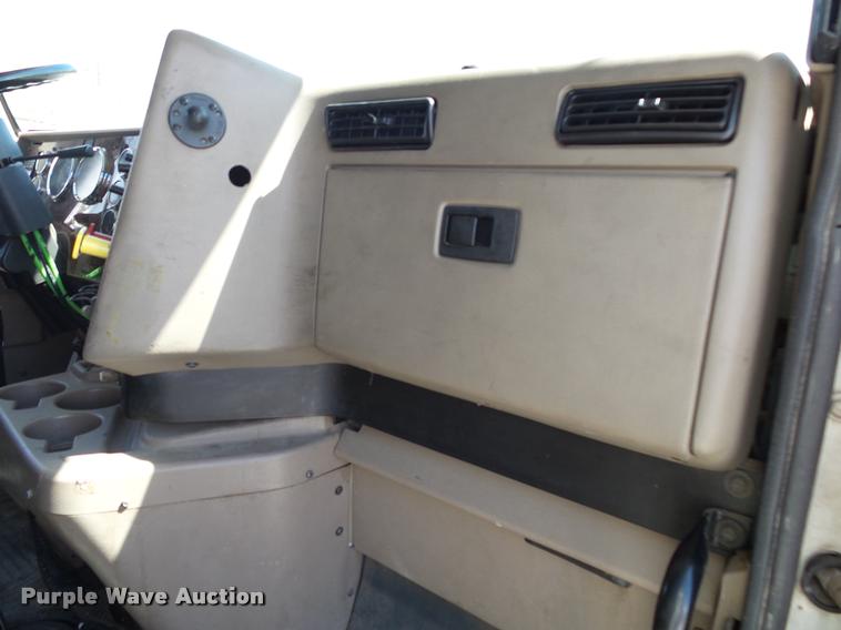 image for item K1147 2006 International 9400i semi truck