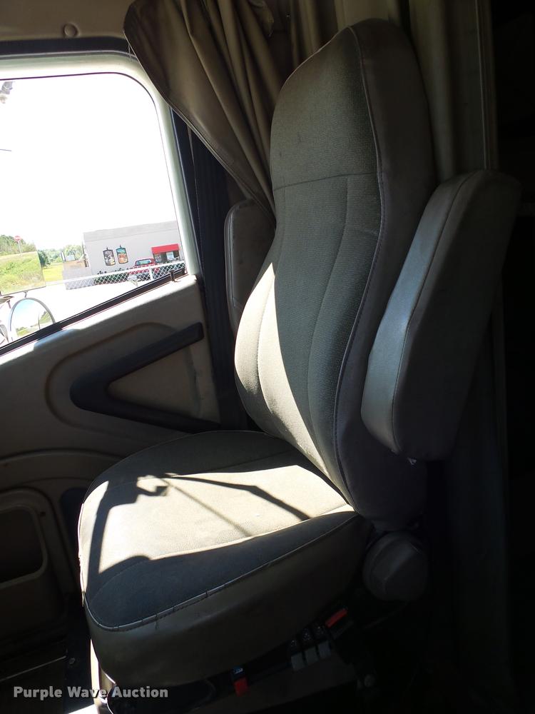 image for item K1147 2006 International 9400i semi truck