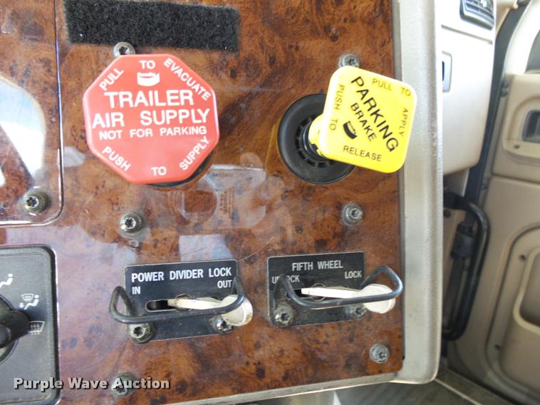 image for item K1147 2006 International 9400i semi truck