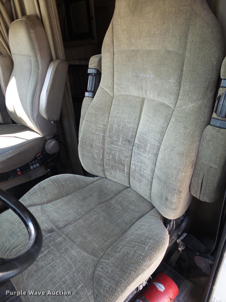 image for item K1147 2006 International 9400i semi truck